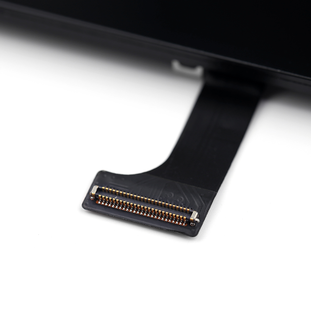 B1560602-8 iPhone 15 Pro screen readable with sunglasses and wide-angle view